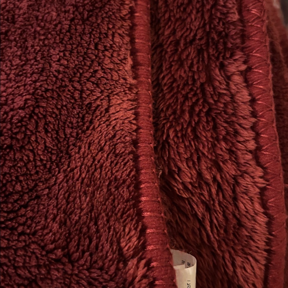 Pottery Barn Cosy cloud plush large throw
Blanket in garnet red - Picture 8 of 8